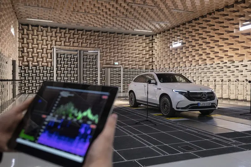 Gli esperti del suono al lavoro sull'elettrica Mercedes ECQ