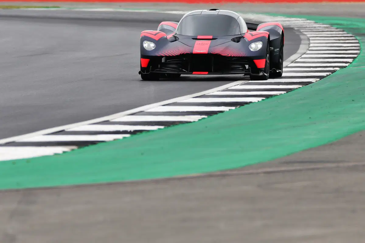 Aston Martin Valkyrie: eccola in livrea Red Bull (2)