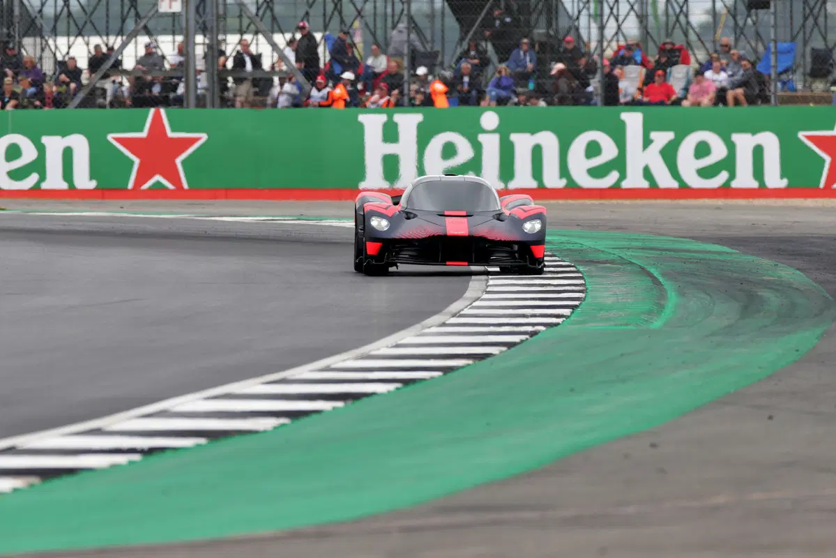 Aston Martin Valkyrie: eccola in livrea Red Bull (3)