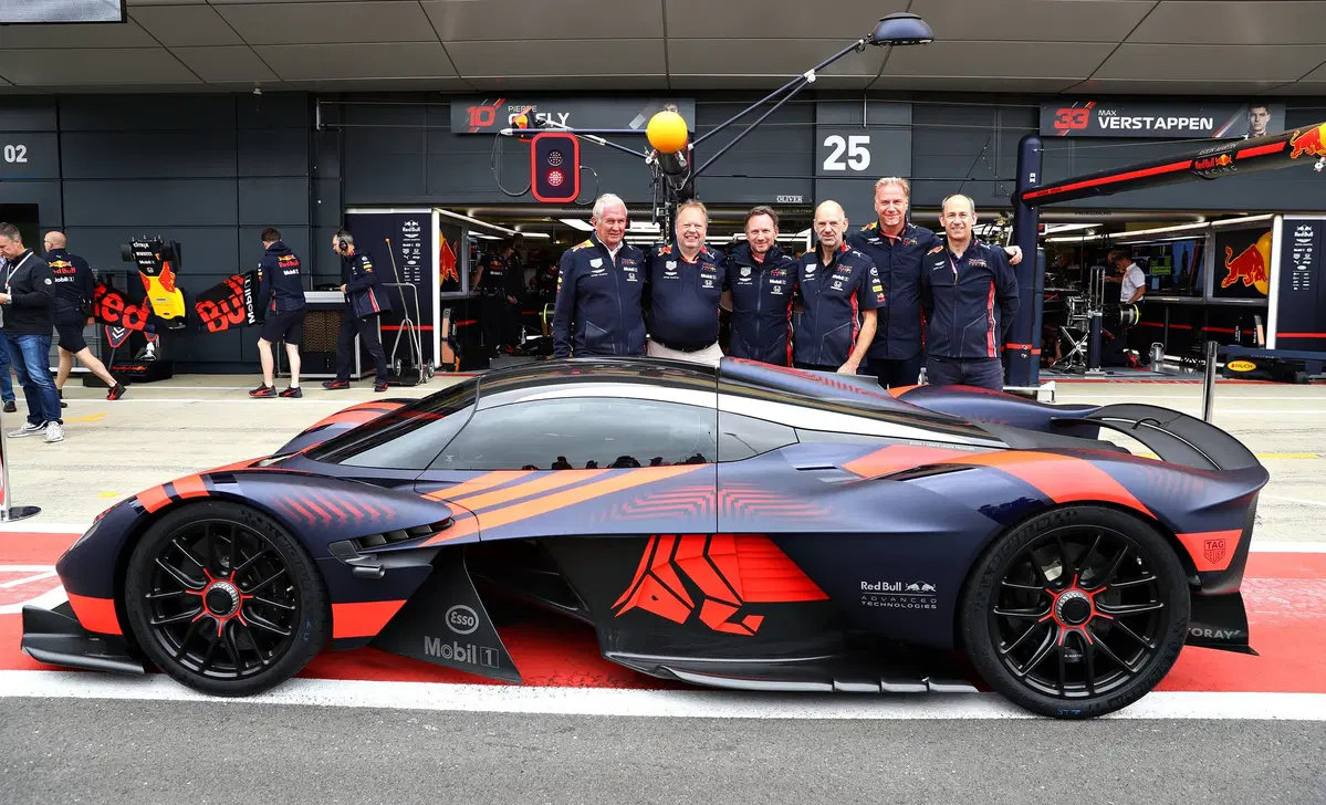 Aston Martin Valkyrie: eccola in livrea Red Bull (4)