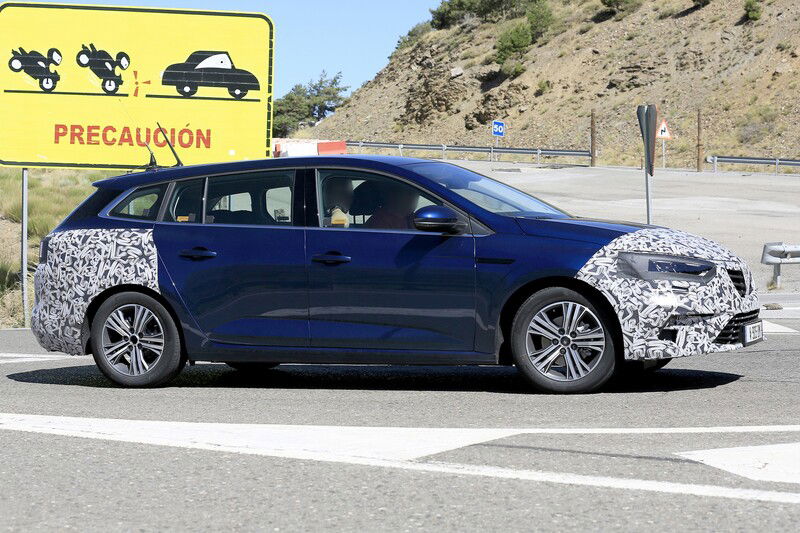 Il profilo destro della futura Renault Megane station wagon