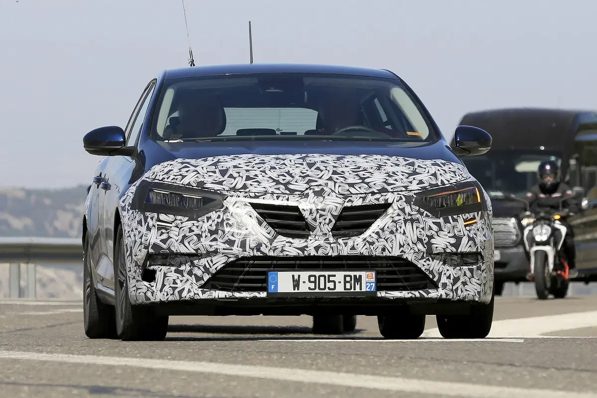 Renault Megane: restyling anche per la station wagon [Foto spia] (4)