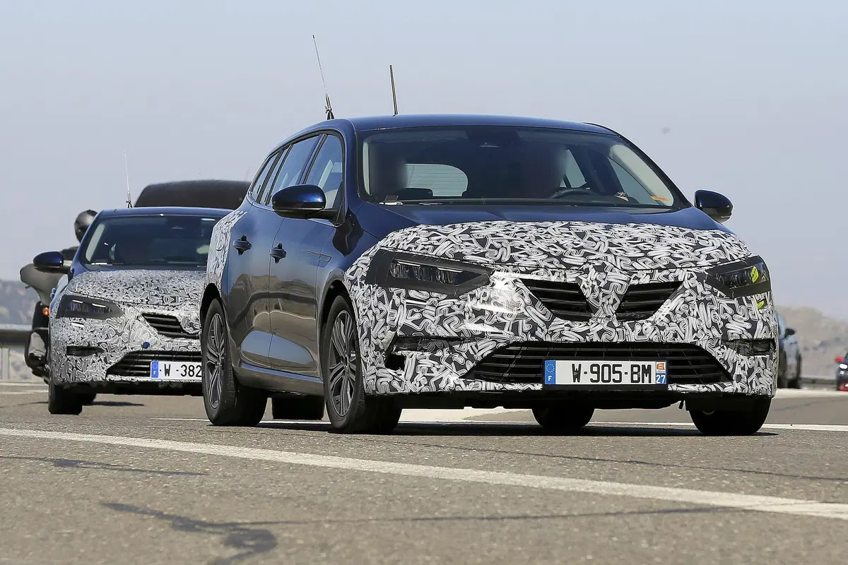 Renault Megane: restyling anche per la station wagon [Foto spia] (6)
