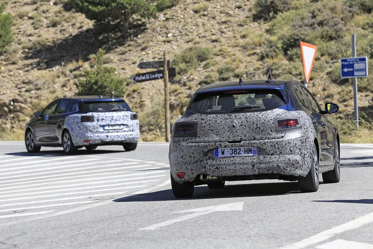 Renault Megane: restyling anche per la station wagon [Foto spia] (8)