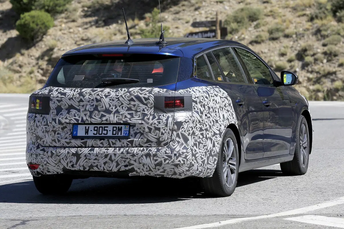 Renault Megane: restyling anche per la station wagon [Foto spia] (5)