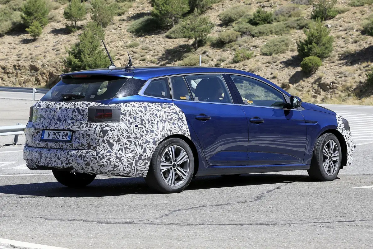 Renault Megane: restyling anche per la station wagon [Foto spia] (2)