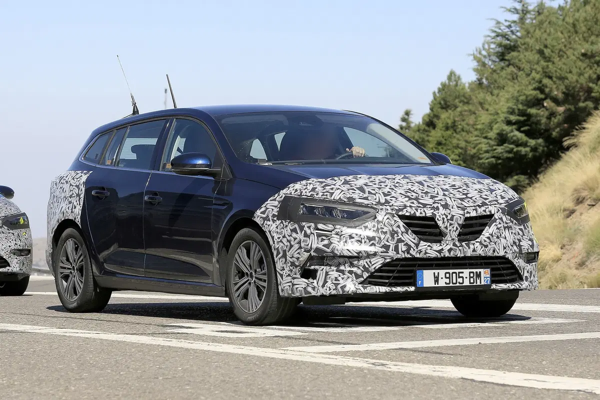 Renault Megane: restyling anche per la station wagon [Foto spia] (9)
