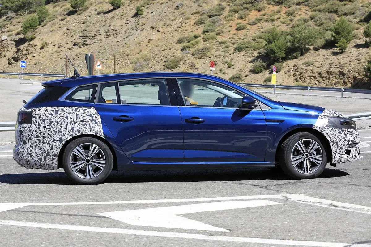 Renault Megane: restyling anche per la station wagon [Foto spia] (3)