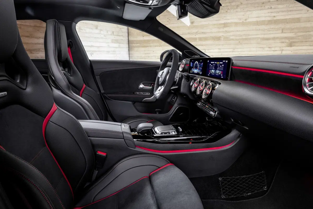 Mercedes-AMG CLA 45 S: 421 CV anche per la Shooting Brake (7)