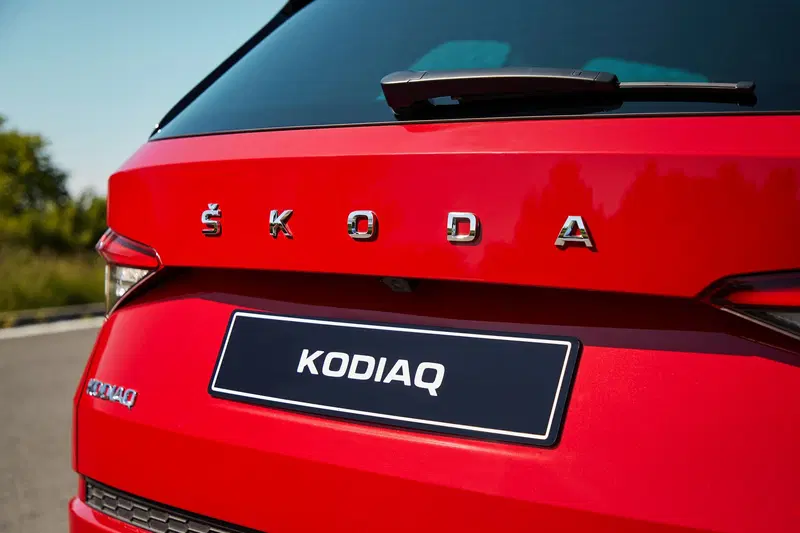 La scritta Skoda sul portello del bagagliaio