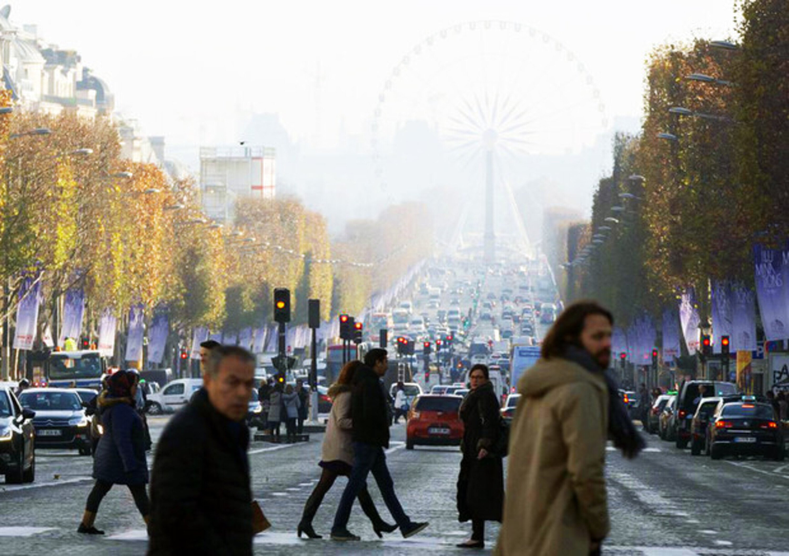 Francia, taglio agli incentivi per le auto green
