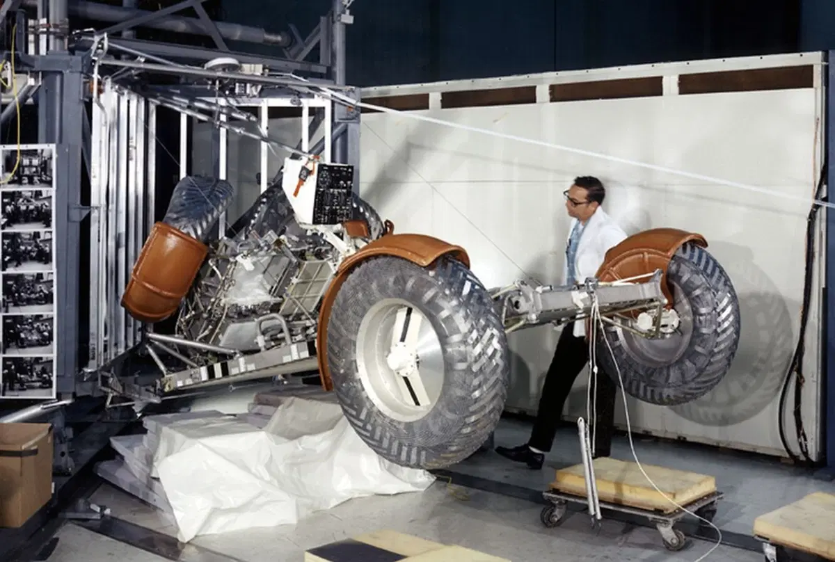 A piedi sulla Luna? No grazie, meglio l’automobile (7)