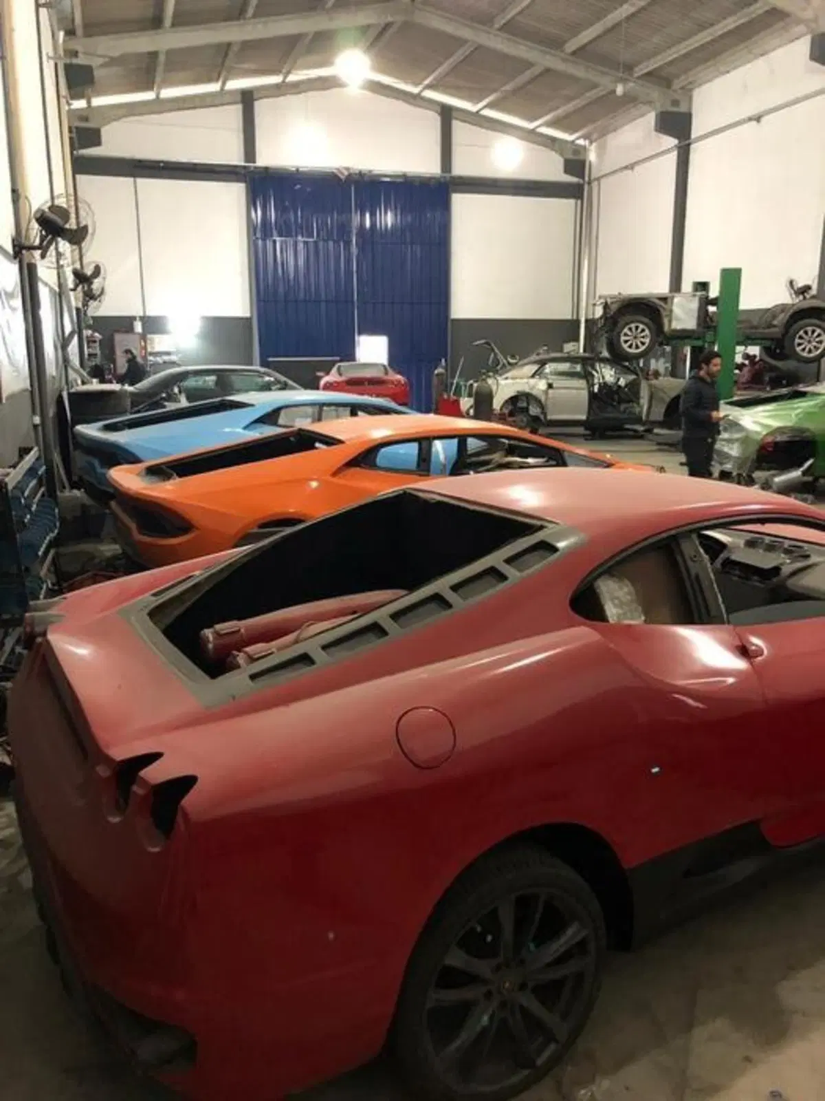 Scoperta fabbrica di false Ferrari e Lamborghini (3)