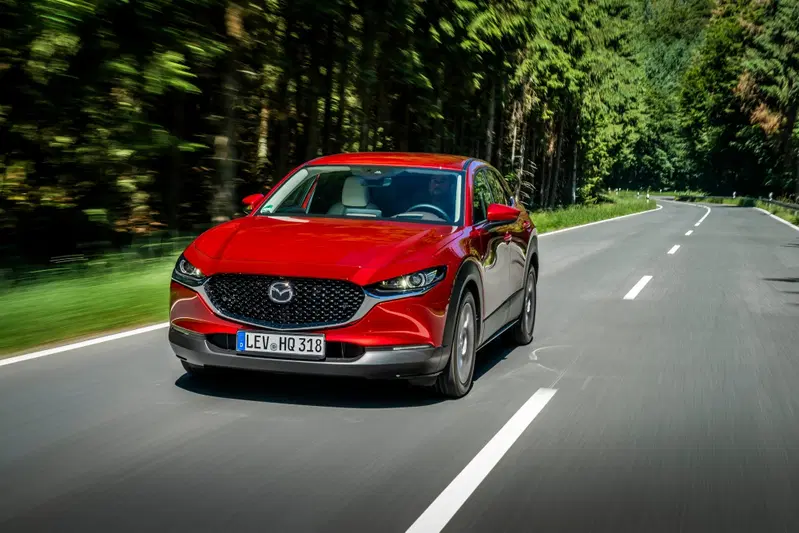 Un'immagine dinamica della nuova Mazda CX-30