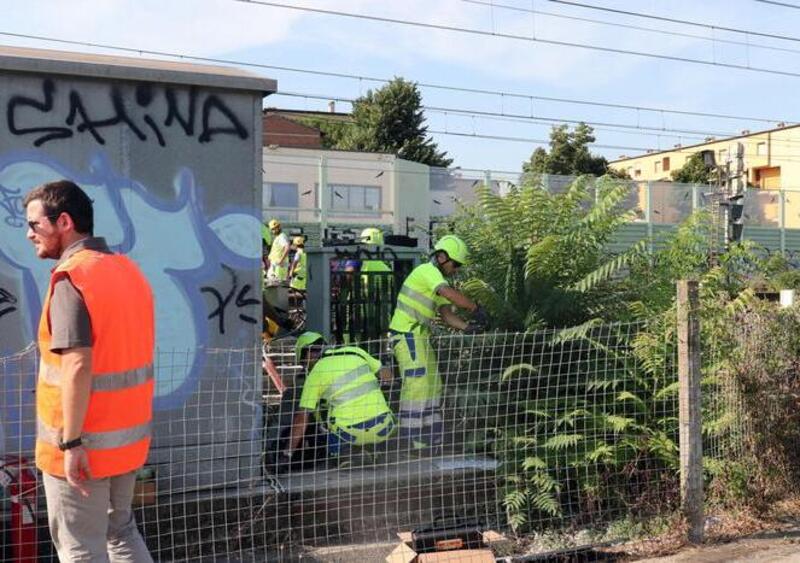 Incendio a una cabina elettrica: treni nel caos tra Milano e Napoli