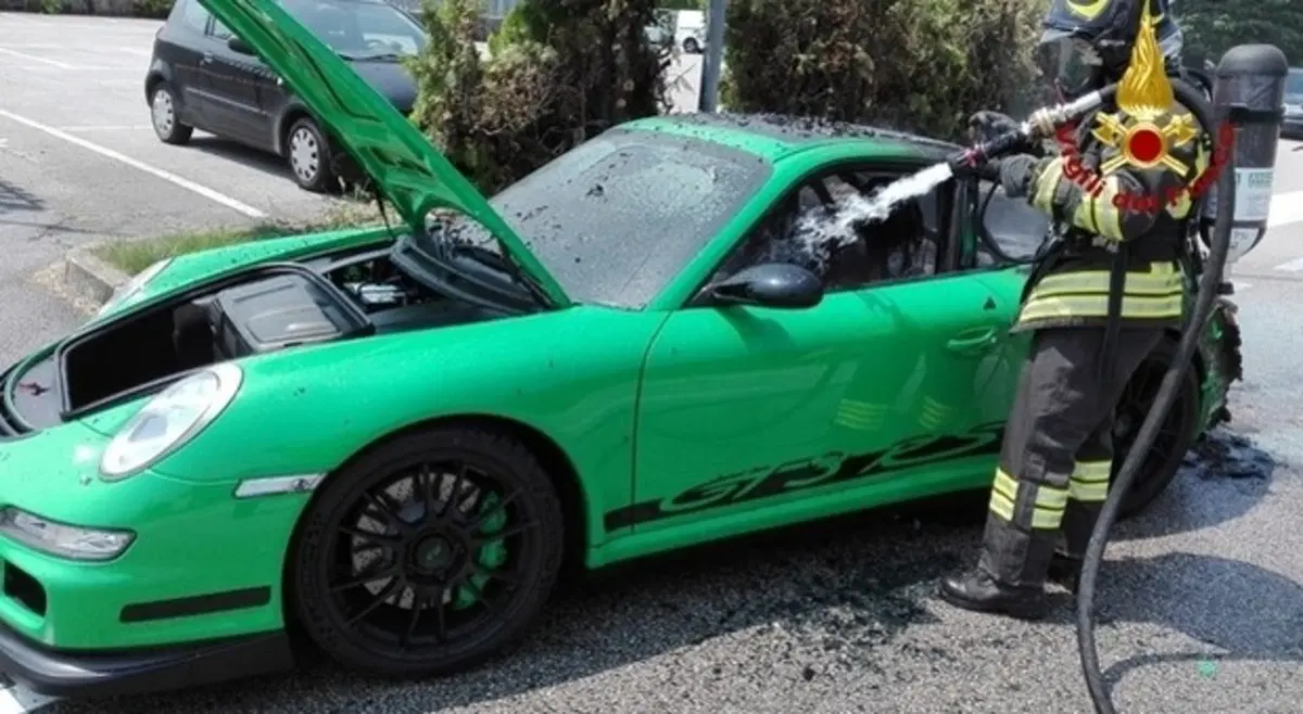 Porsche 911 a fuoco in Veneto: era una GT3 RS verde, bruciata davanti al proprietario [foto] (4)