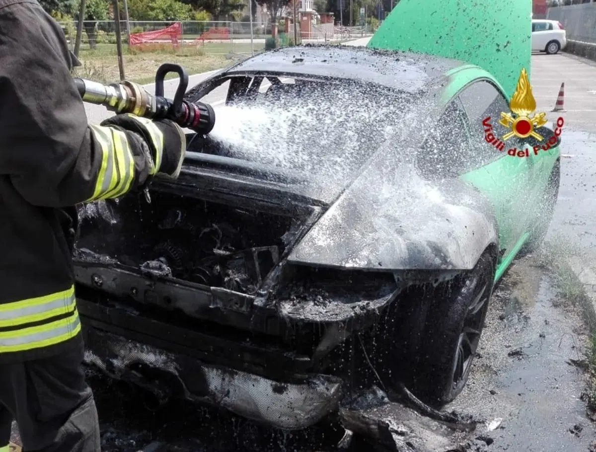 Porsche 911 a fuoco in Veneto: era una GT3 RS verde, bruciata davanti al proprietario [foto] (3)