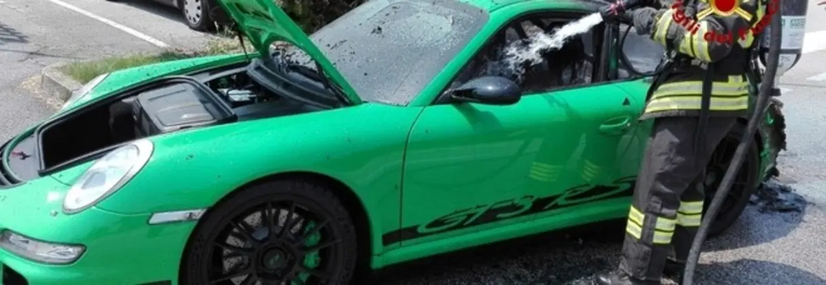 Porsche 911 a fuoco in Veneto: era una GT3 RS verde, bruciata davanti al proprietario [foto] (5)