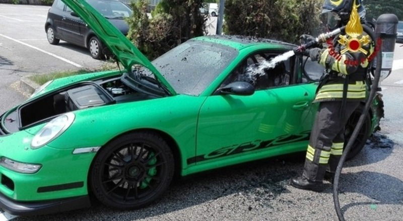 Porsche 911 a fuoco in Veneto: era una GT3 RS verde, bruciata davanti al proprietario [foto]