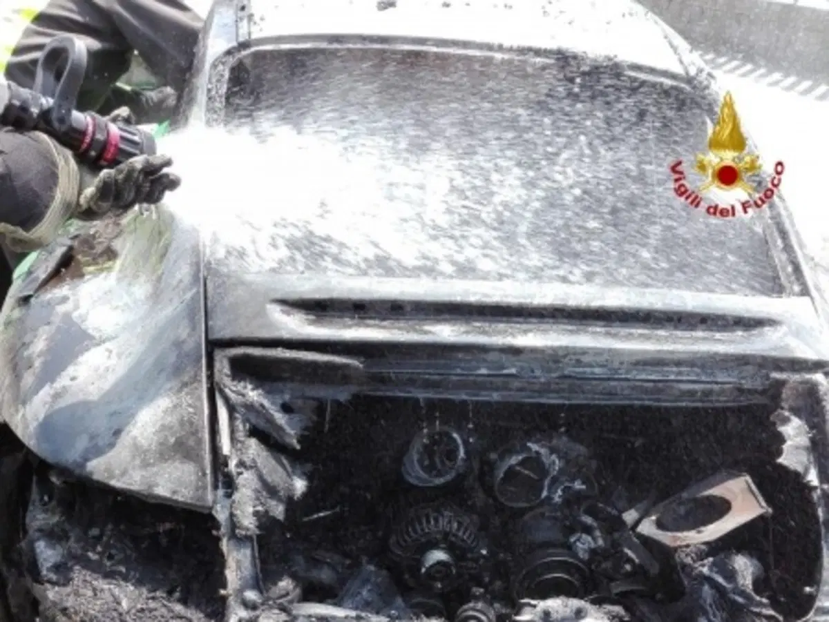Porsche 911 a fuoco in Veneto: era una GT3 RS verde, bruciata davanti al proprietario [foto] (2)