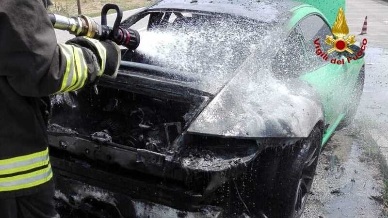 Porsche 911 a fuoco in Veneto: era una GT3 RS verde, bruciata davanti al proprietario [foto]