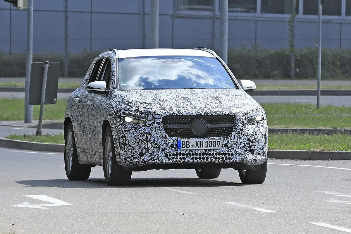 Nuova Mercedes GLA, le foto spia (2)