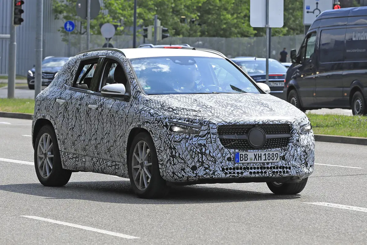 Nuova Mercedes GLA, le foto spia (3)