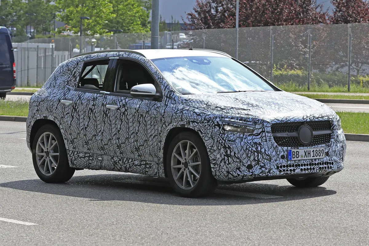 Nuova Mercedes GLA, le foto spia (4)