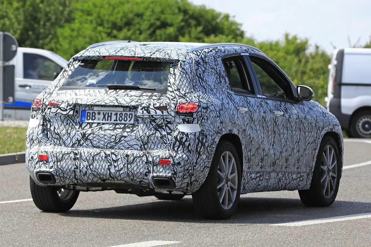 Nuova Mercedes GLA, le foto spia (5)