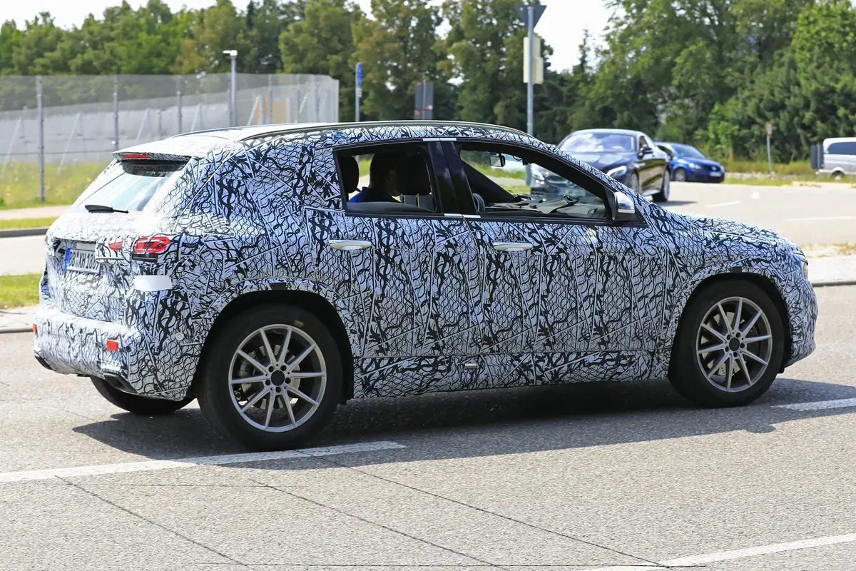 Nuova Mercedes GLA, le foto spia (7)