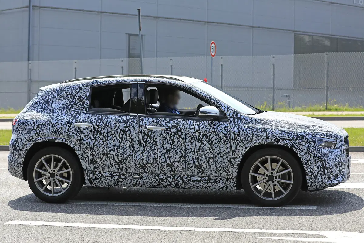 Nuova Mercedes GLA, le foto spia (8)