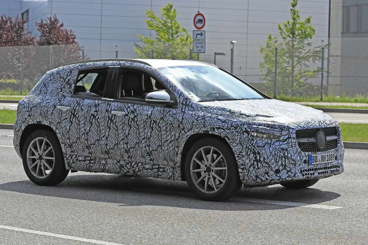 Nuova Mercedes GLA, le foto spia (9)