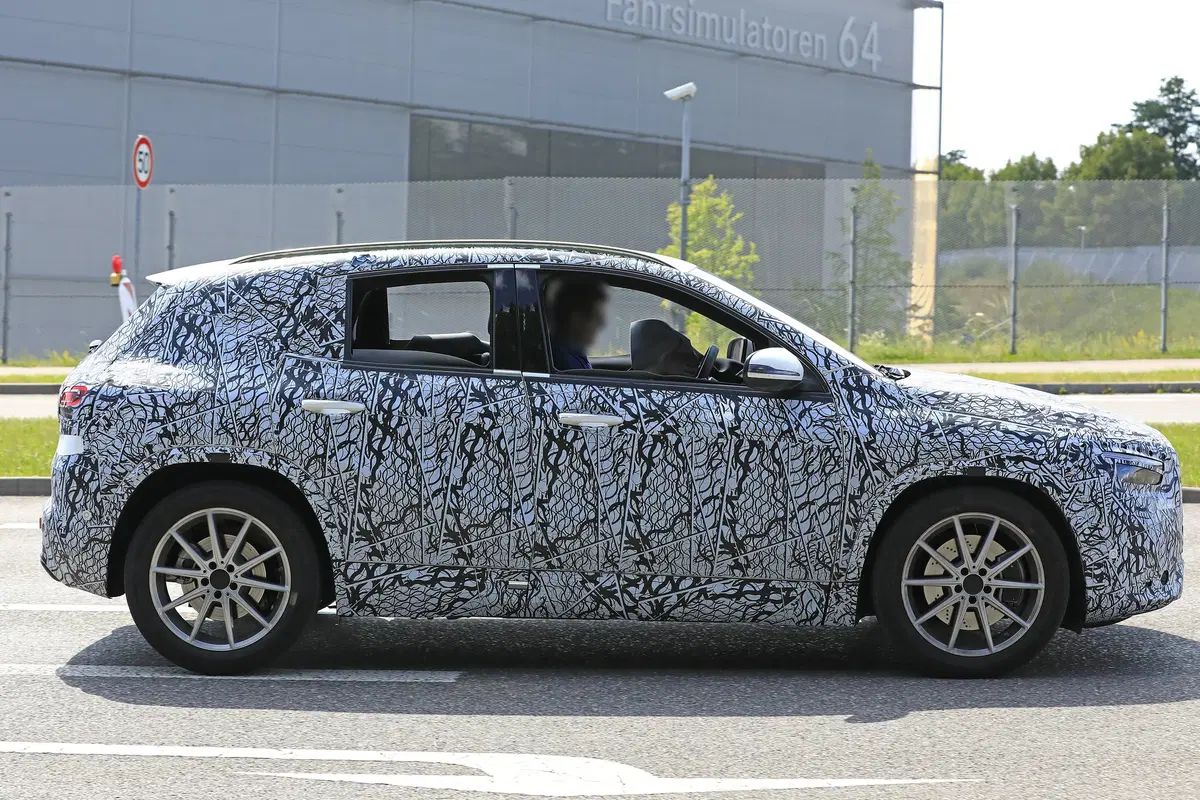 Nuova Mercedes GLA, le foto spia (11)