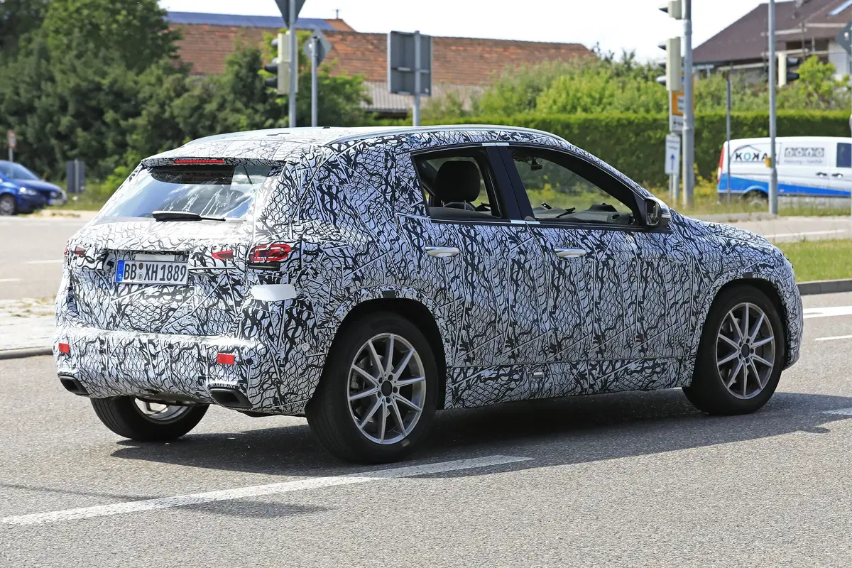 Nuova Mercedes GLA, le foto spia (10)