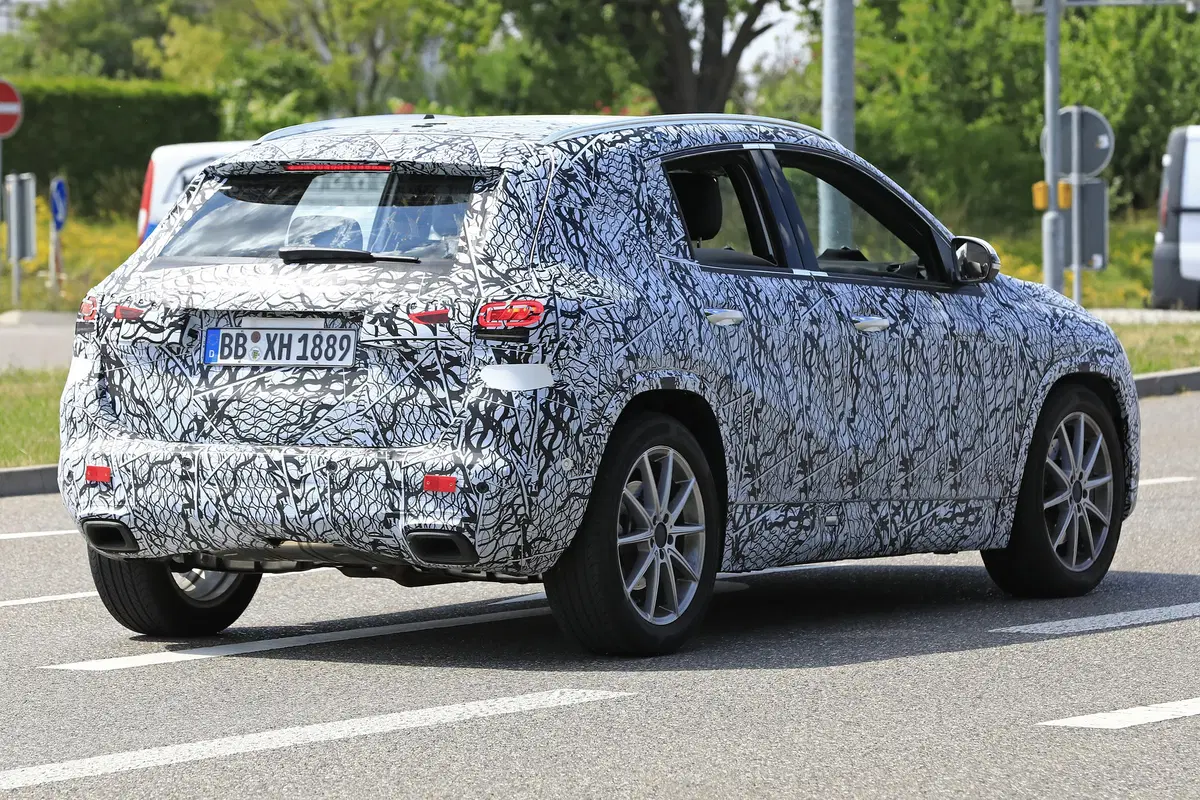 Nuova Mercedes GLA, le foto spia (12)