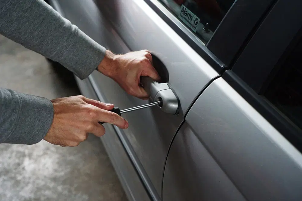 Maniglie portiera scassate: capita sempre meno perch&eacute; i ladri d'auto se la cavano con sblocchi elettronici