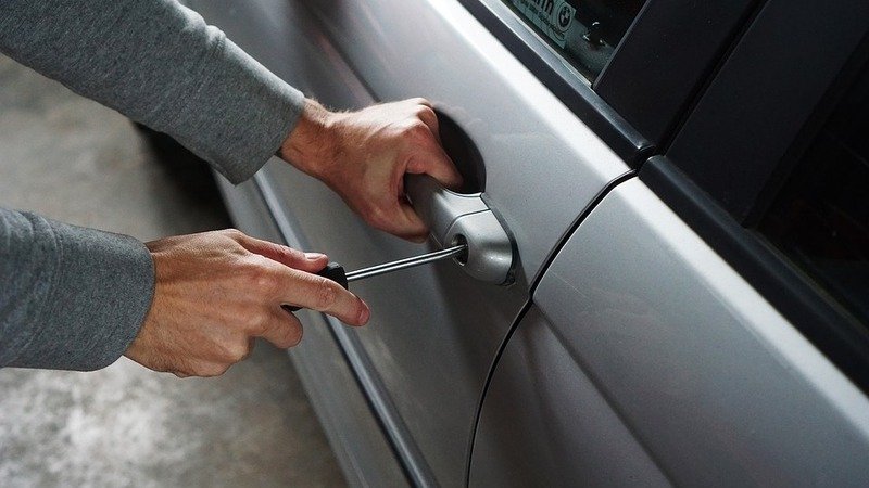 Come ti rubo l&rsquo;auto in pochi secondi: metodi dei ladri e consigli agli automobilisti