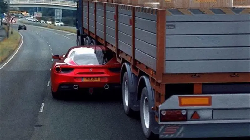 Con la Ferrari sotto un TIR in autostrada: scena da film (purtroppo) fake [video]