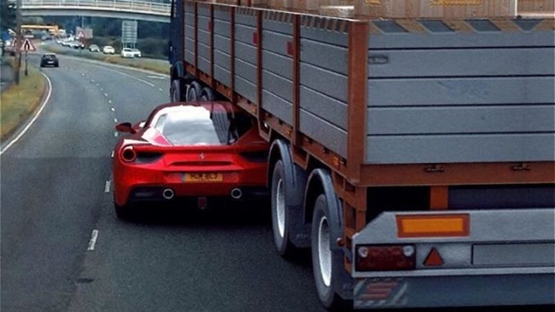 Con la Ferrari sotto un TIR in autostrada: scena da film (purtroppo) fake [video]