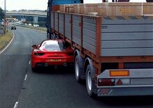 Con la Ferrari sotto un TIR in autostrada: scena da film (purtroppo) fake [video]