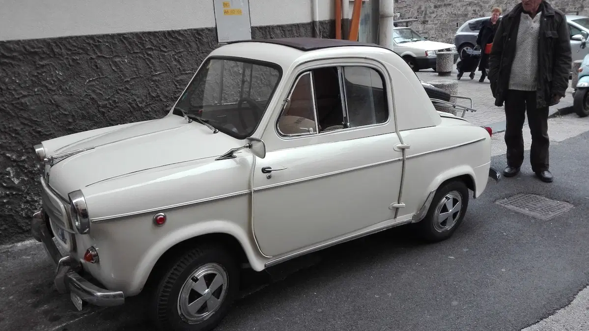 Vespa 400: lo scooter che si credeva un’auto (6)