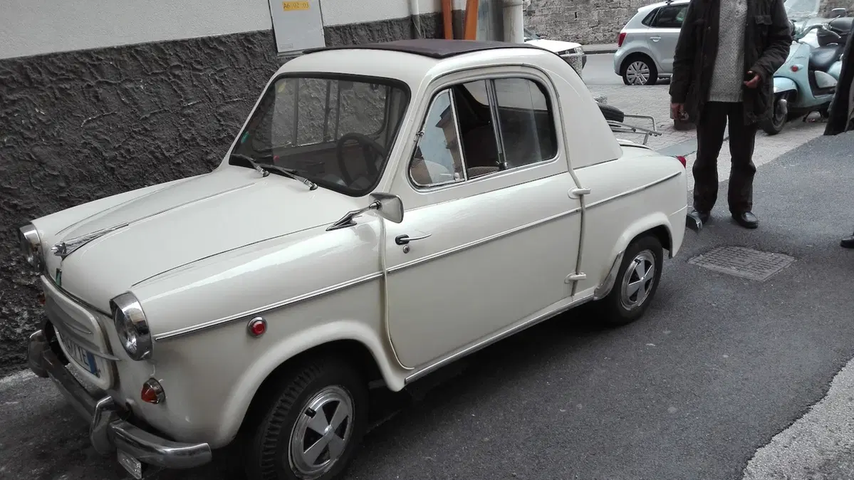 Vespa 400: lo scooter che si credeva un’auto (7)