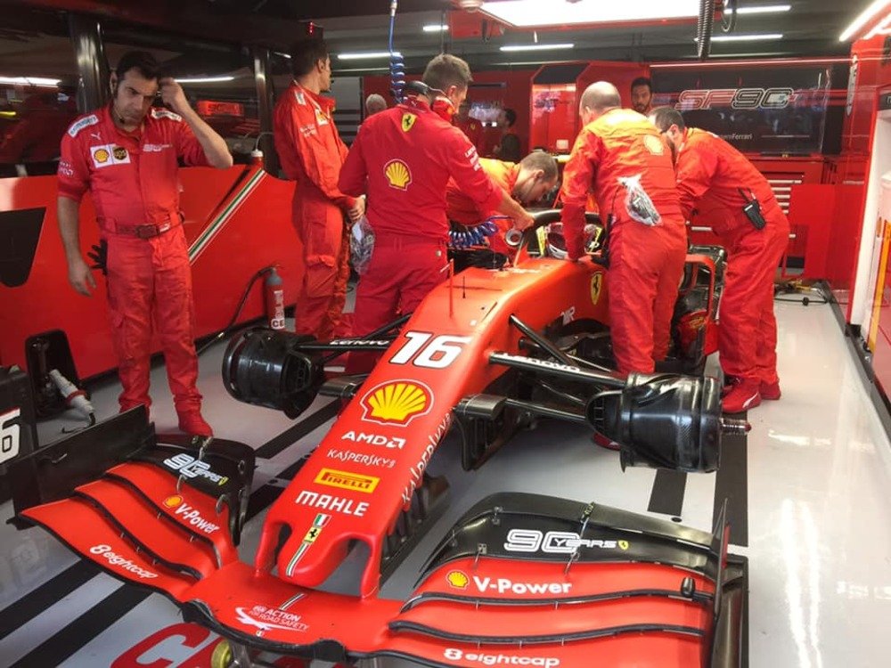 Il frenetico lavoro sulla Ferrari F1 di Leclerc prima del via in Germania