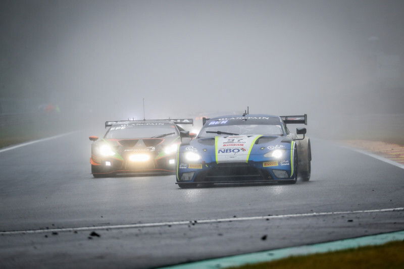 Non basta la pioggia a fermare la Aston Martin Vantage GT3 #97 del team del team Oman Racing by TF Sport. Vittoria e 1 giro di distacco dalla Mercedes #74, seconda classificata