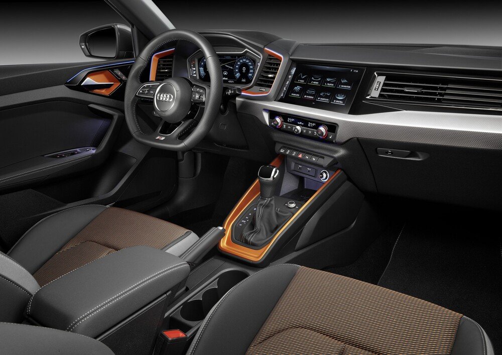 Gli interni, come l&#039;estetica, deriva strettamente dall&#039;Audi A1 Sportback