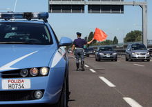 Aereo precipita su autostrada A26: morto il pilota