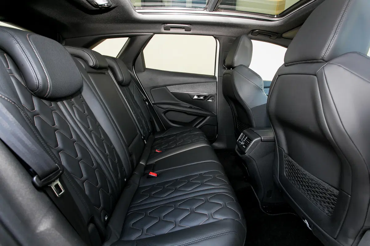 Peugeot 3008 Hybrid 225 e-EAT8 Allure (35)