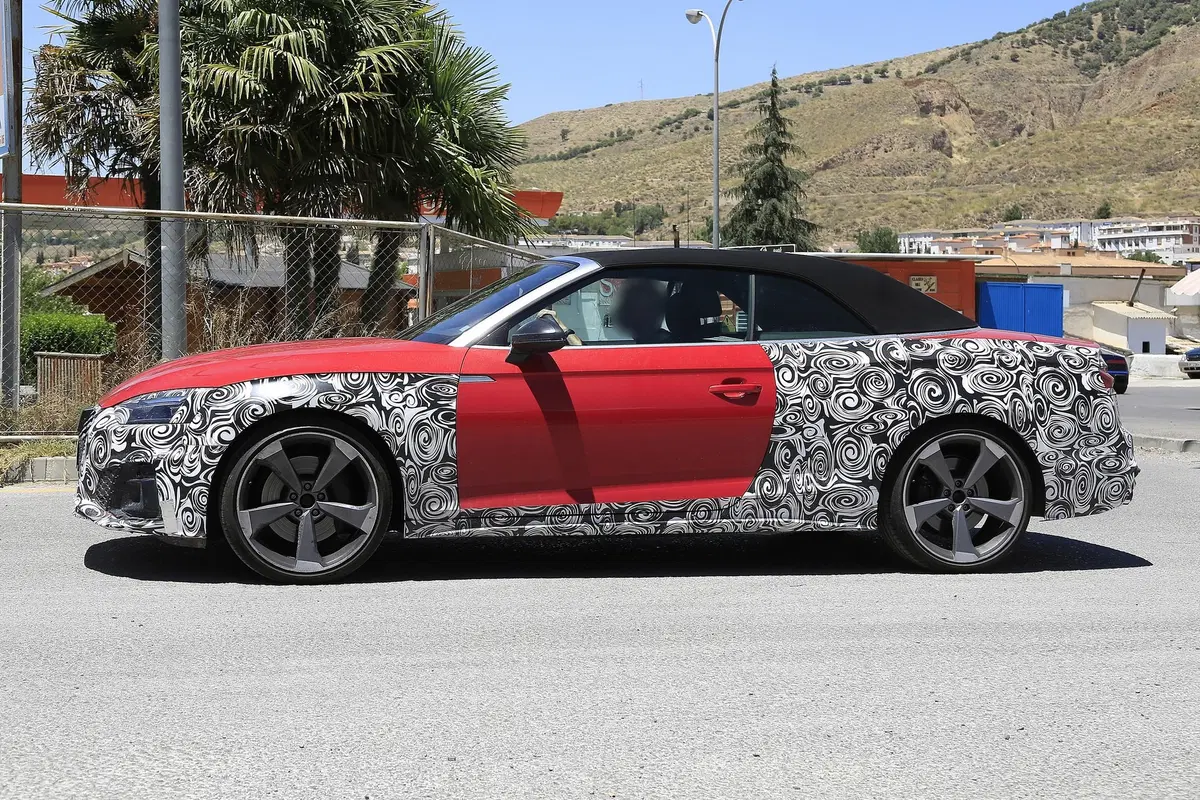 Audi S5: restyling alle porte per la Fastback e la Cabrio (24)