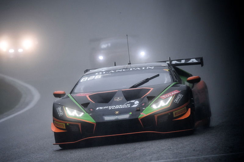 Sotto il diluvio universale la Lamborghini Huracan del team Orange 1 FFF scala posizioni su posizioni