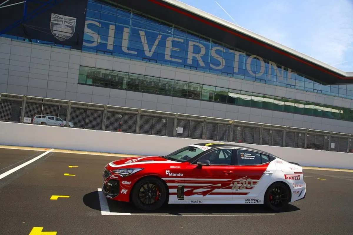 Kia Stinger GT420, la one-off da pista (3)